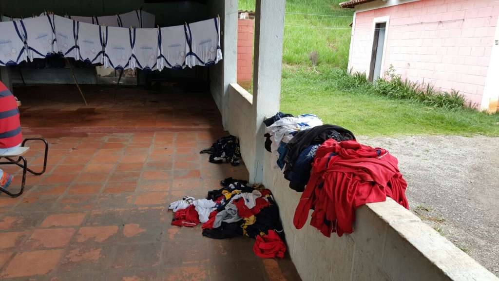O alojamento do clube não oferece condições básicas aos jogadores.