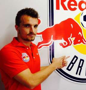 Paulistão: Volante do Red Bull cai desacordado em campo e acaba no hospital