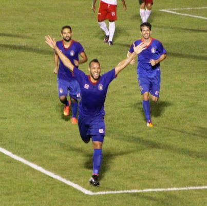 Júnior Alves fez gol pelo São Caetano diante do Velo
