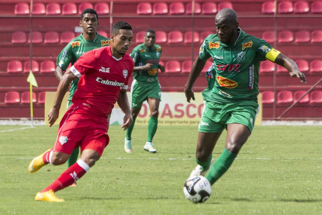 O meia Denilson deitou e rolou para cima do Atibaia.