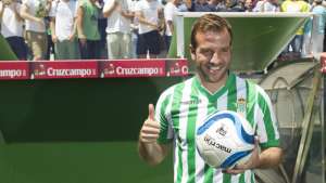 Paulistão: Santos estuda contratação de meia Van der Vaart