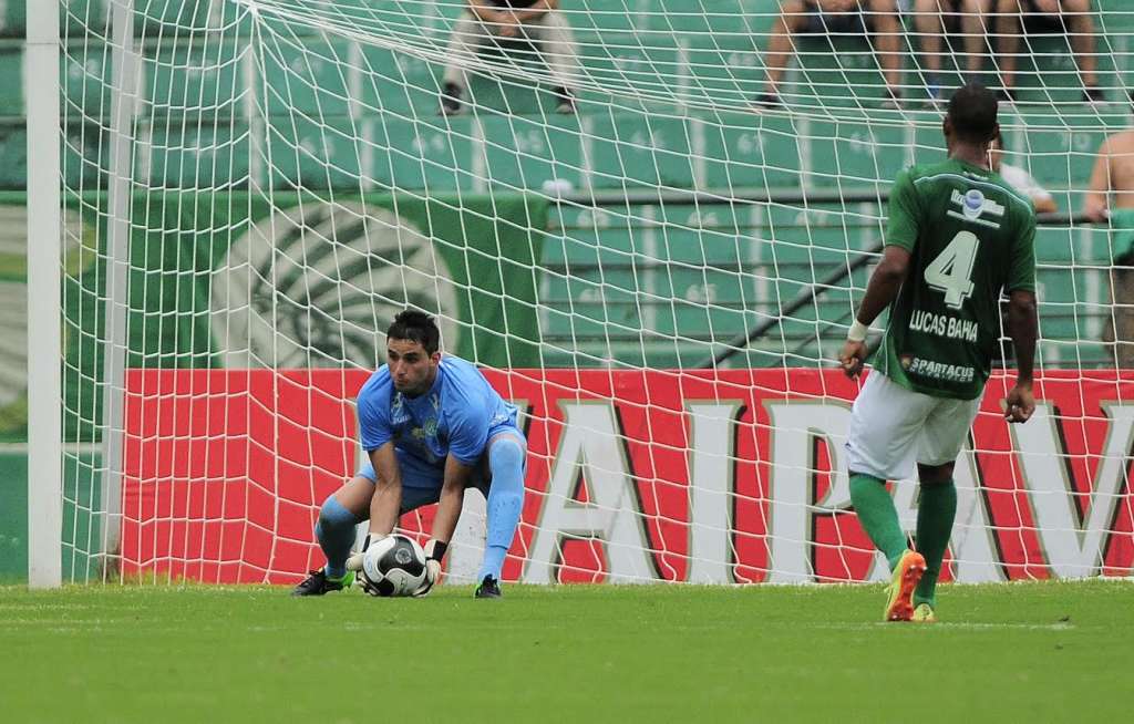 O goleiro Pegorari acredita que o Guarani vai crescer na fase de mata mata