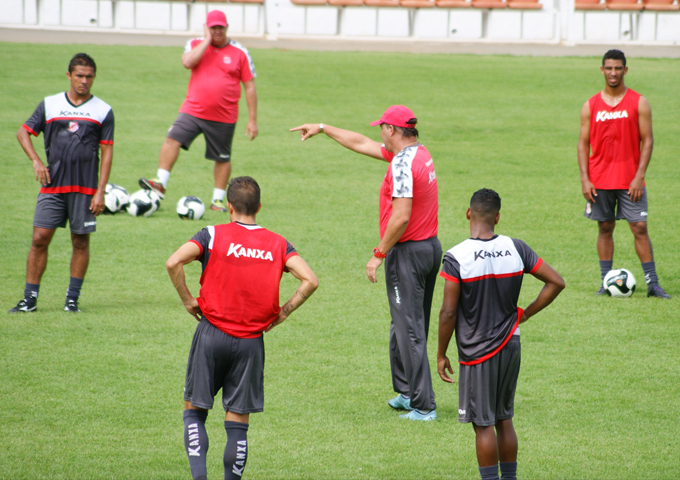 Roberto Fernandes orienta jogadores do Capivariano - Foto: Tonny Machado/RaízesFM