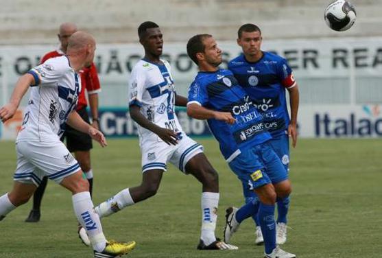 Morais recebe bola durante o jogo em Diadema (Crédito foto: Jesus Vicente)