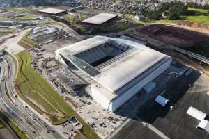 Paulistão: Corinthians conserta parte do teto que desabou no Itaquerão