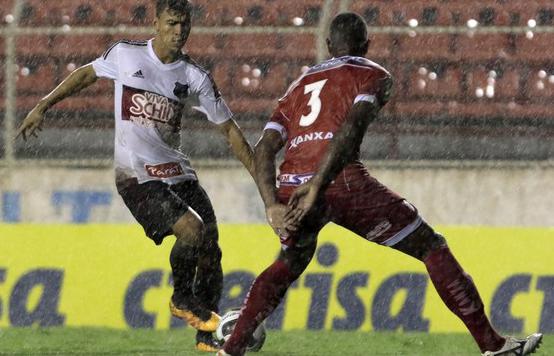 Capivariano contestou os dois pênaltis marcados a favor do Ituano. Foto: oficial IFC