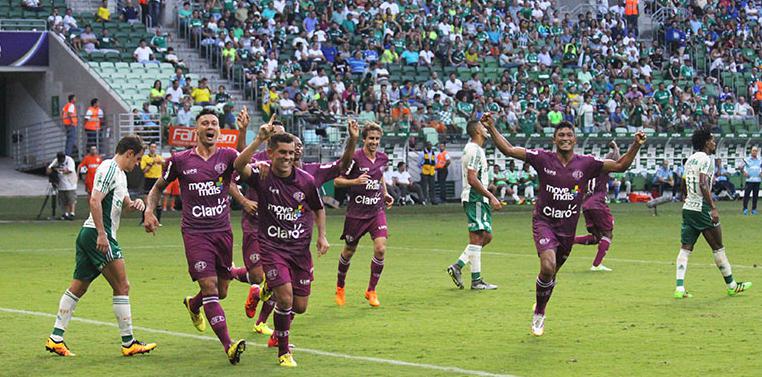 Torcida palmeirense vê a festa da Ferroviária no Arena Parque