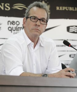 Joaquim Grava defende intervenção da FIFA para proibir a cambalhota nas comemorações