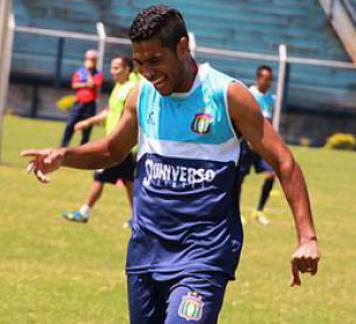 Daniel Costa foi o destaque do Azulão na partida contra o Marília e ainda fez o primeiro gol da partida