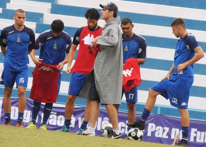 O técnico Luciano Dias passa instruções para a equipe continuar ganhando na Série A2 do Campeonato Paulista