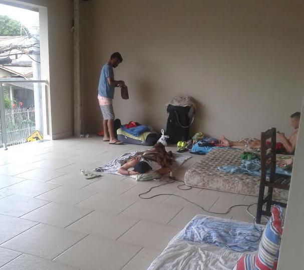 Atletas do São José dormem em área aberta do alojamento.