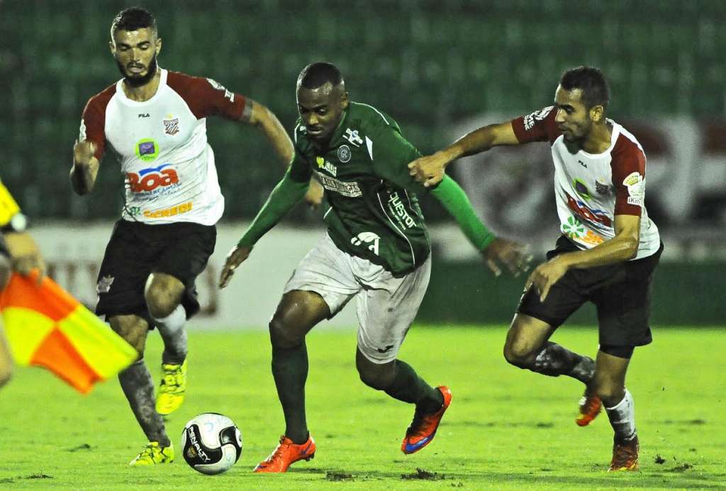 Guarani encontrou muitas dificuldades para escapar da forte marcação do Paulista - Rodrigo Villalba/GFC