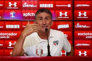 Paulistão: Bauza minimiza polêmica e mantém Rogério como meia no São Paulo