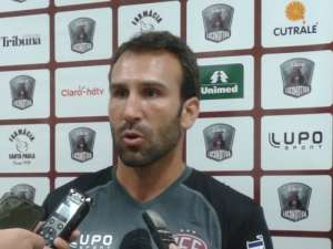 Com Marcelo Oliveira balançando, Sérgio Vieira, da Ferroviária, é observado pelo Palmeiras