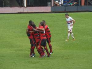 Flamengo 2 x 2 Primavera - Mesmo debaixo de muita chuva, equipes fazem partida movimentada
