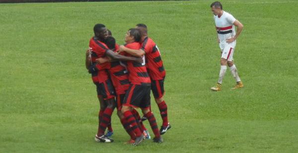 Flamengo cede empate duas vezes e tropeça em casa contra o Primavera