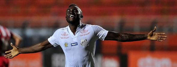 Joel, camaronês, fez dois gols na ausência de Ricardo Oliveira na Vila Belmiro. Ele fez cara feia contra o Red Bull.