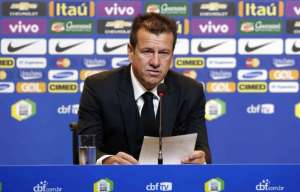 Dunga lamenta problemas extracampo de Neymar, mas elogia maturidade do atleta