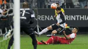 Paulistão: Fagner contém euforia com Corinthians em boa fase e diz que tem pés no chão