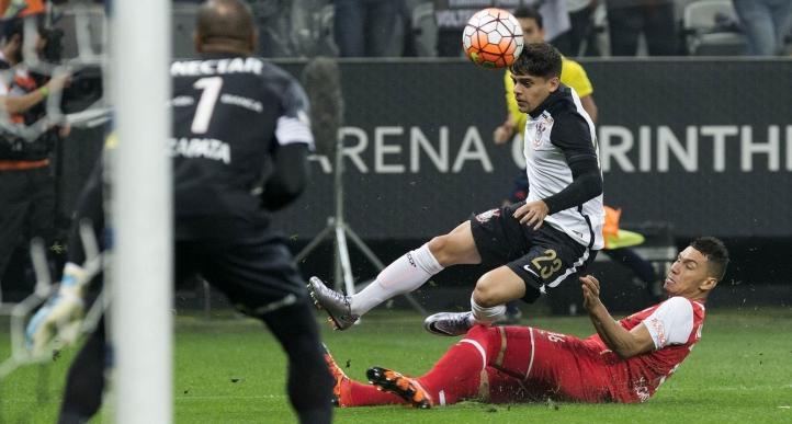 Fagner foi um dos destaques do Timão na vitória sobre o Santa Fé 