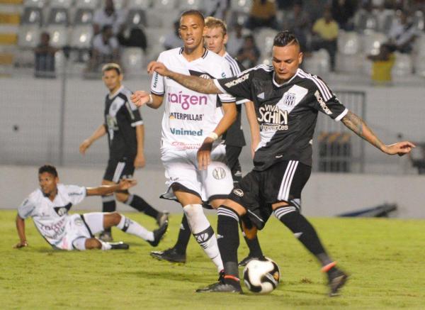 A Ponte Preta foi surpreendida pelo futebol eficiente do XV de Piracicaba com perto de 10 mil torcedores