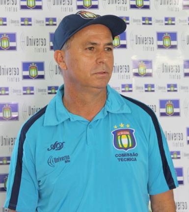 O grande responsável pela liderança e pela boa fase do Azulão é o técnico Luís Carlos Martins