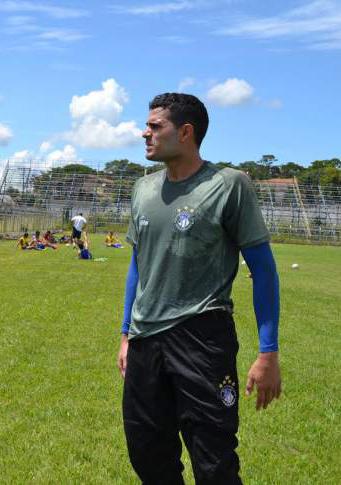 O goleiro Marcelo Henrique cresceu para cima de Luciano Gigante. (Foto: Maury Júnior)