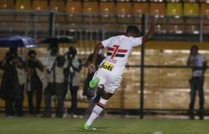 Após Santos, Internacional entra na briga por Michel Bastos