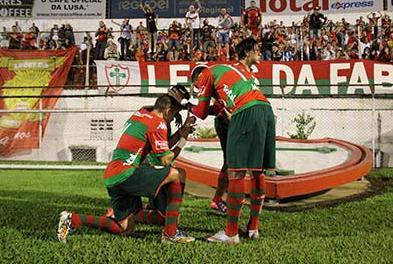Tocantins marcou o gol da vitória da Lusa sobre o Independente por 3 a 2. Foto: Gustavo Rosa