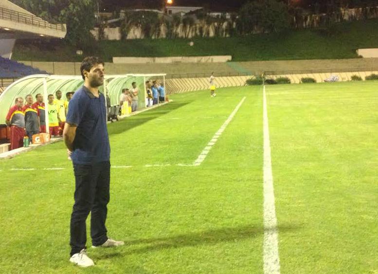 O ex-atacante e ídolo do Taubaté Gilsinho, dirigiu interinamente o time no jogo dessa quarta-feira contra o Atlético de Sorocaba -  Caíque Toledo / EC Taubaté
