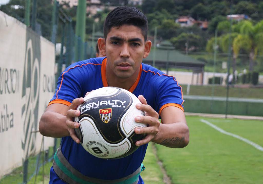 O volante Éder Silva durante recuperação no Hotel Bourbon - (foto: Fabio Giannelli/Soccer Digital)