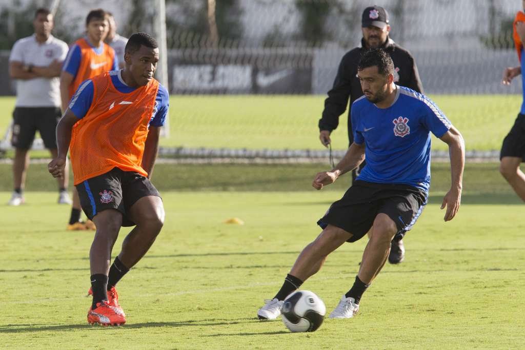 Edílson (sem colete) será escalado por Tite no Corinthians