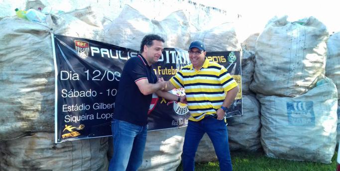 José Hugo Moreira cumprimenta Edivaldo Ferraz na frente de todo material arrecado em Lins