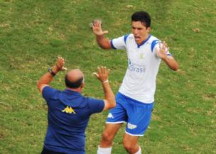 O estreante Toninho Oliveira recebe o abraço após um dos gols do Santo André