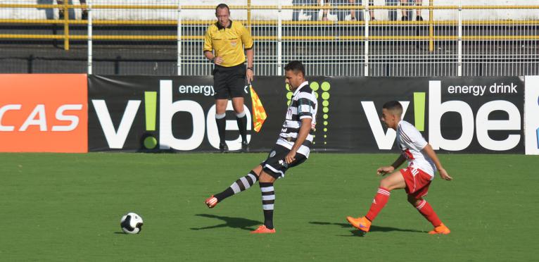 XV de Piracicaba saiu na frente, mas foi goleado e volta a ficar ameaçado pelo descenso. Foto - XV - Oficial