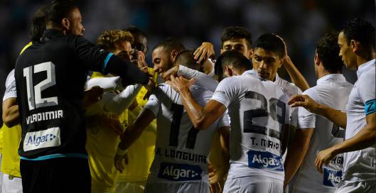 Santos festeja a vitória magra e com a performance regular de Vanderlei