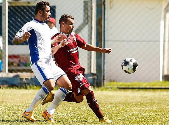 Além de fazer o gol de empate, o atacante Johnny também ajudou na marcação