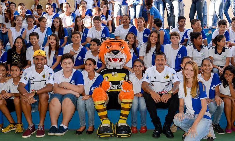 Jogadores do Novorizontino foram até uma escola da cidade, inaugurar a nova quadra de esportes