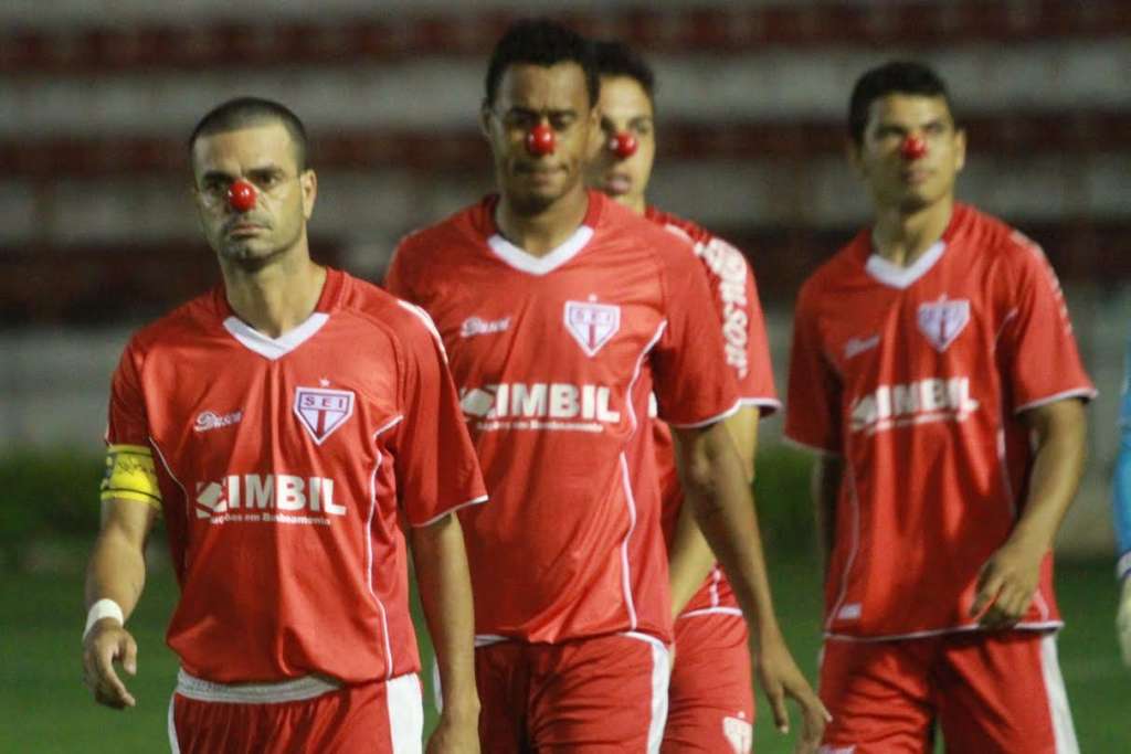 Jogadores da Itapirense entraram em campo com nariz de palhaço a fim de protestar contra os salários atrasados (Foto: Léo Santos)