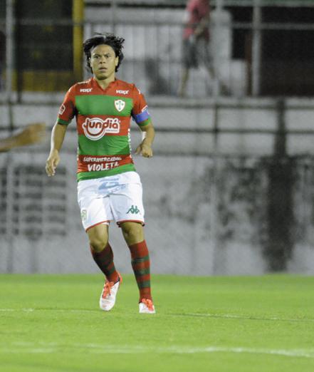 Depois de passar por muitos clubes, Renan se firmou na Lusa e hoje em dia é capitão do time e um dos principais jogadores do elenco Depois de passar por muitos clubes, Renan se firmou na Lusa e hoje em dia é capitão do time e um dos principais jogadores do elenco