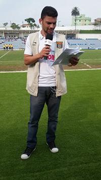 Luciano Silva da Difusora com as informações do Penapolense