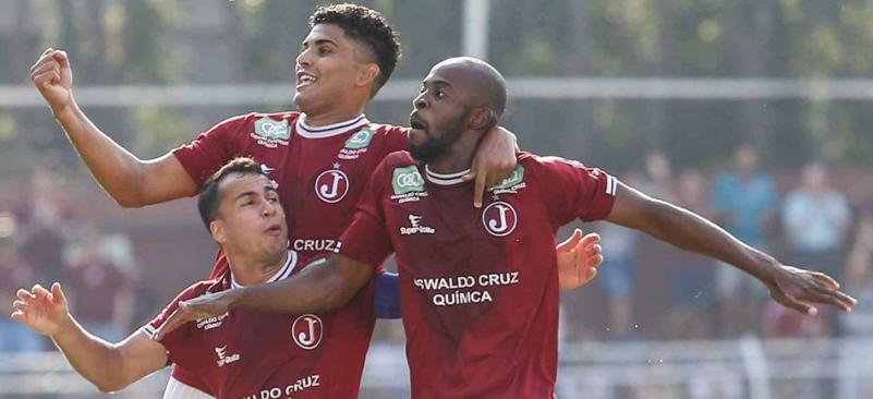 Juventinos comemoraram muito a vitória sobre o Taubaté na Rua Javari
