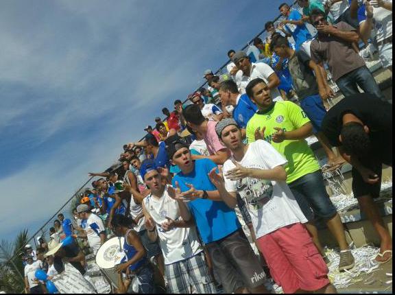 A jovem torcida do Monte Azul vibrou e gritou durante to o jogo contra o Paulista