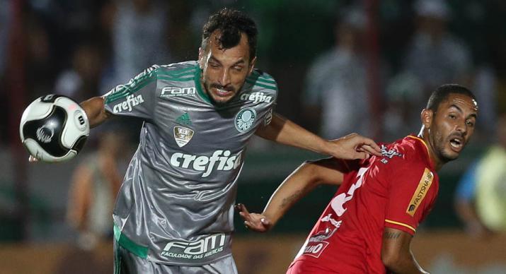 Edu Dracena voltou à defesa, mas ainda não dá para ver um Palmeiras diferente