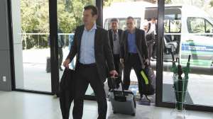 À espera de Neymar, seleção treina sem santistas e Douglas Costa