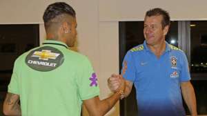 Eliminatórias: Neymar e Daniel Alves se apresentam à seleção brasileira na Granja Comary