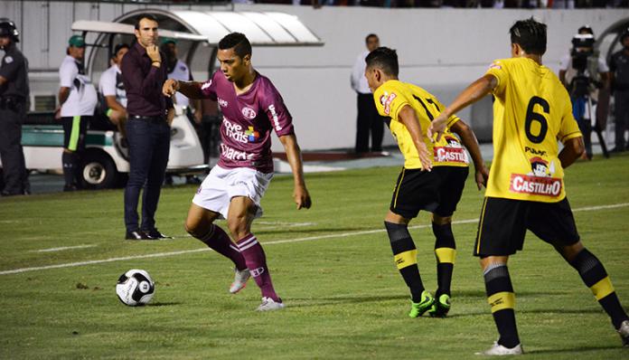 O português Sérgio Vieira olha seu time acuado pelo São Bernardo na Arena da Fonte. Foto: Leonardo Fermiano