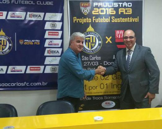 O presidente do São Carlos, Carlos Antunes e do empresário Edivaldo Ferraz estiveram presentes no lançamento do projeto futebol sustentável 