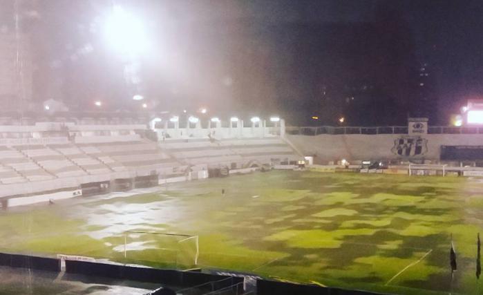 Gramado do Majestoso inundado após temporal que caiu em Campinas no início da noite