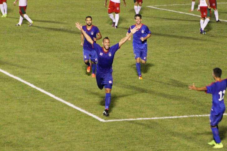 Jô comemora um dos dois gols que fez pelo São Caetano na noite dessa quarta-feira 